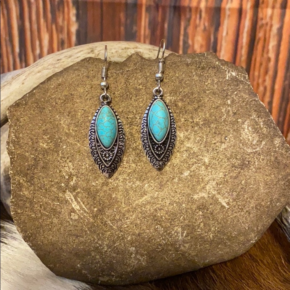 BEAUTIFUL FAUX STONE EARRINGS